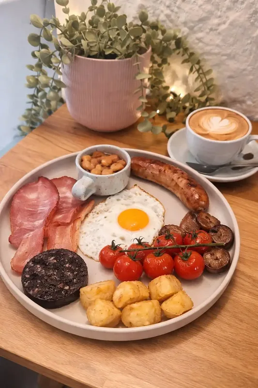 Full English breakfast with eggs, sausages, bacon, mushrooms and toast at Calon Cafe
